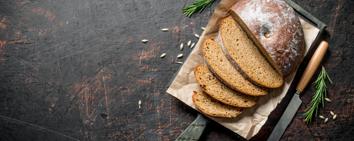 Chleb na zakwasie w śniadaniowym menu - dlaczego dobrze komponuje się z jajkami i mięsem?