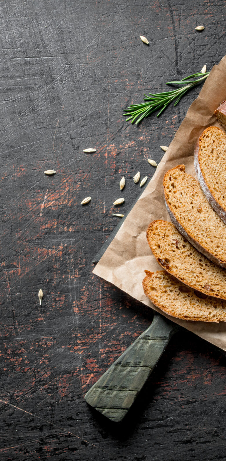 Chleb na zakwasie w śniadaniowym menu - dlaczego dobrze komponuje się z jajkami i mięsem?